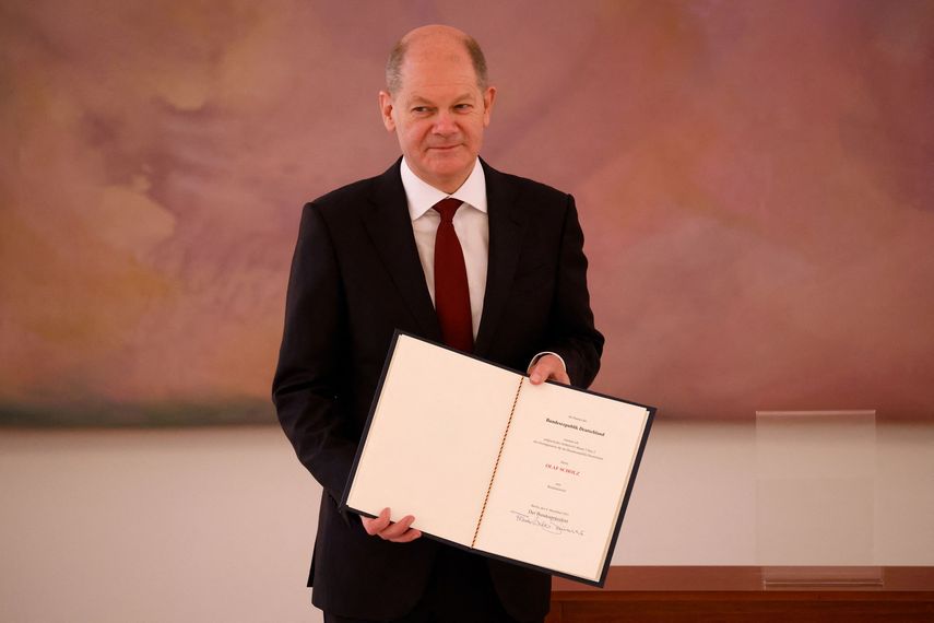 El jefe de gobierno de Alemania, el socialdemócrata Olaf Scholz, perdió el lunes una moción de confianza ante al Bundestag (cámara baja del parlamento), allanando el camino a la celebración de elecciones generales anticipadas el 23 de febrero. El jefe de gobierno de Alemania, el socialdemócrata Olaf Scholz, perdió el lunes una moción de confianza ante al Bundestag (cámara baja del parlamento), allanando el camino a la celebración de elecciones generales anticipadas el 23 de febrero.
