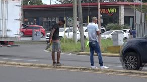 La semana pasada uno de los migrantes amenazó con romper las ventanas de uno de los vehículos cuando el dueño reclamó porque le había tirado agua en el parabrisas en la ciudad de David. &nbsp;