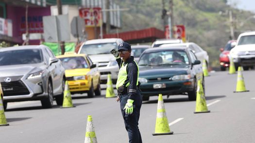 La Policía Nacional informó que a partir de este jueves se implementará un operativo de inversión de carriles en dirección hacia el interior del país, por motivo del desplazamiento masivo por Semana Santa 2026, como medida para agilizar el flujo vehicular. La Policía Nacional informó que a partir de este jueves se implementará un operativo de inversión de carriles en dirección hacia el interior del país, por motivo del desplazamiento masivo por Semana Santa 2026, como medida para agilizar el flujo vehicular.