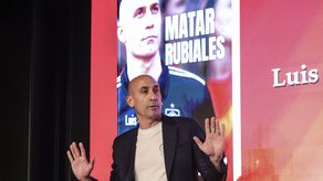 El expresidente de la Federación Española de Fútbol (RFEF), Luis Rubiales, condenado por agresión sexual por su beso forzado a la jugadora Jenni Hermoso, fue atacado con huevos este jueves durante el lanzamiento de su libro en Madrid.