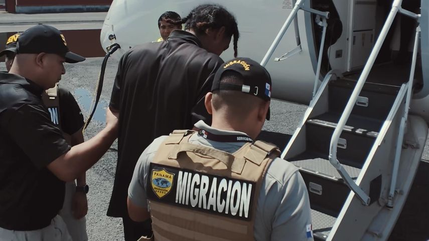 Las autoridades de Panamá expulsaron este jueves a un colombiano supuestamente ligado a la banda transnacional Tren de Aragua por representar un riesgo para la seguridad pública.