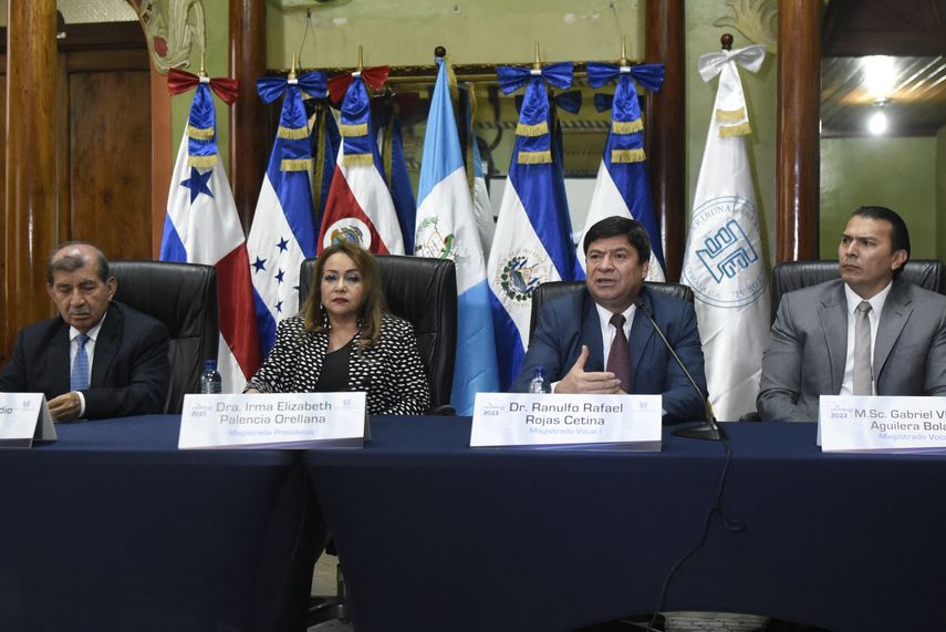 América Central experimenta una ola de agitación política. América Central experimenta una ola de agitación política.