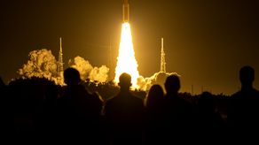 La NASA lanza con éxito un megacohete a la Luna