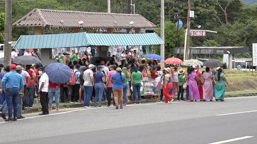 Este viernes, educadores de diferentes gremios de Chiriquí, protestaron en San Félix y el cruce de Tolé por el alto precio del combustible.