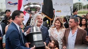 Mulino entrega el trofeo al ganador del Clásico Presidente de la República