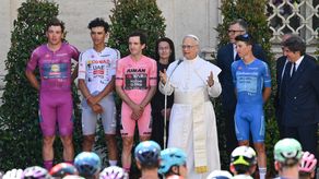 Papa León XIV bendice al pelotón de Giro a su paso por el Vaticano