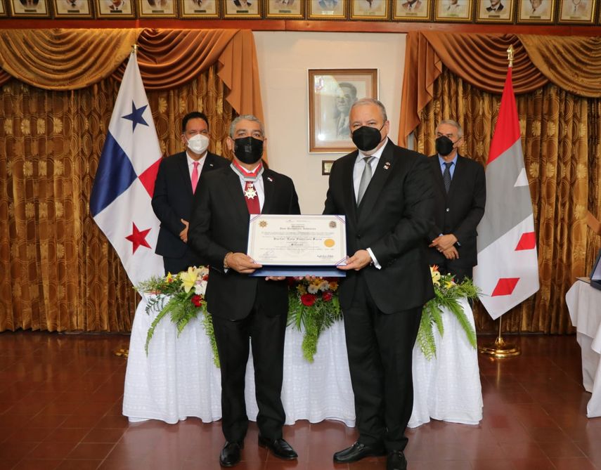 Luis Francisco Sucre recibe condecoración