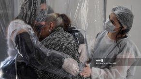 Una cortina de abrazos en una casa de retiro de Sao Paulo