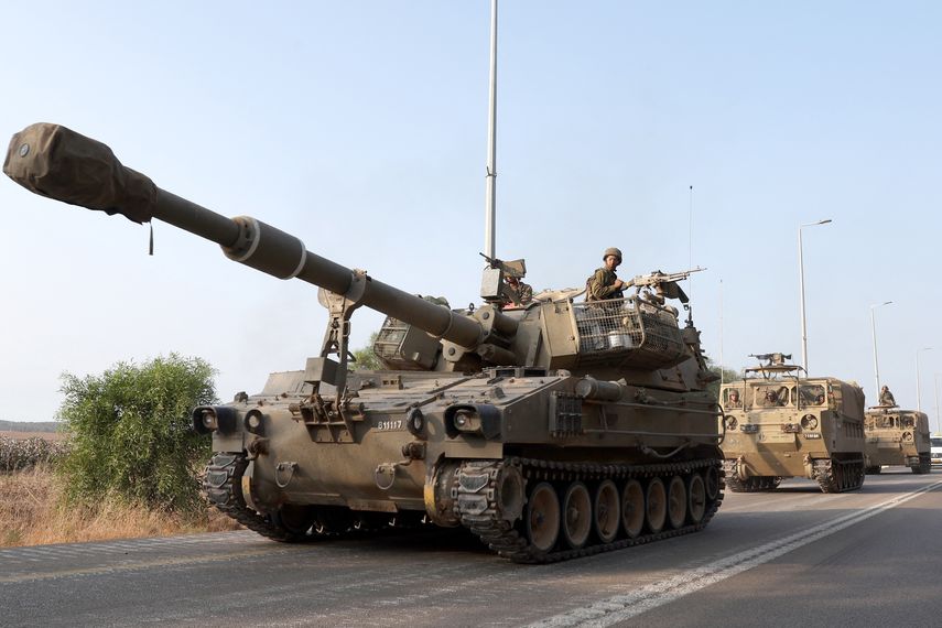 Israel respondió bombardeando desde el sábado el empobrecido y superpoblado enclave palestino, movilizó a 300.000 reservistas y desplegó a decenas de miles de soldados alrededor de Gaza y en la frontera norte con Líbano. Israel respondió bombardeando desde el sábado el empobrecido y superpoblado enclave palestino, movilizó a 300.000 reservistas y desplegó a decenas de miles de soldados alrededor de Gaza y en la frontera norte con Líbano.