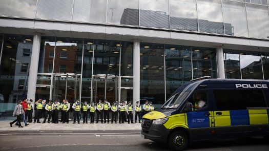 Policías heridos en Londres en choques con manifestantes antivacunas