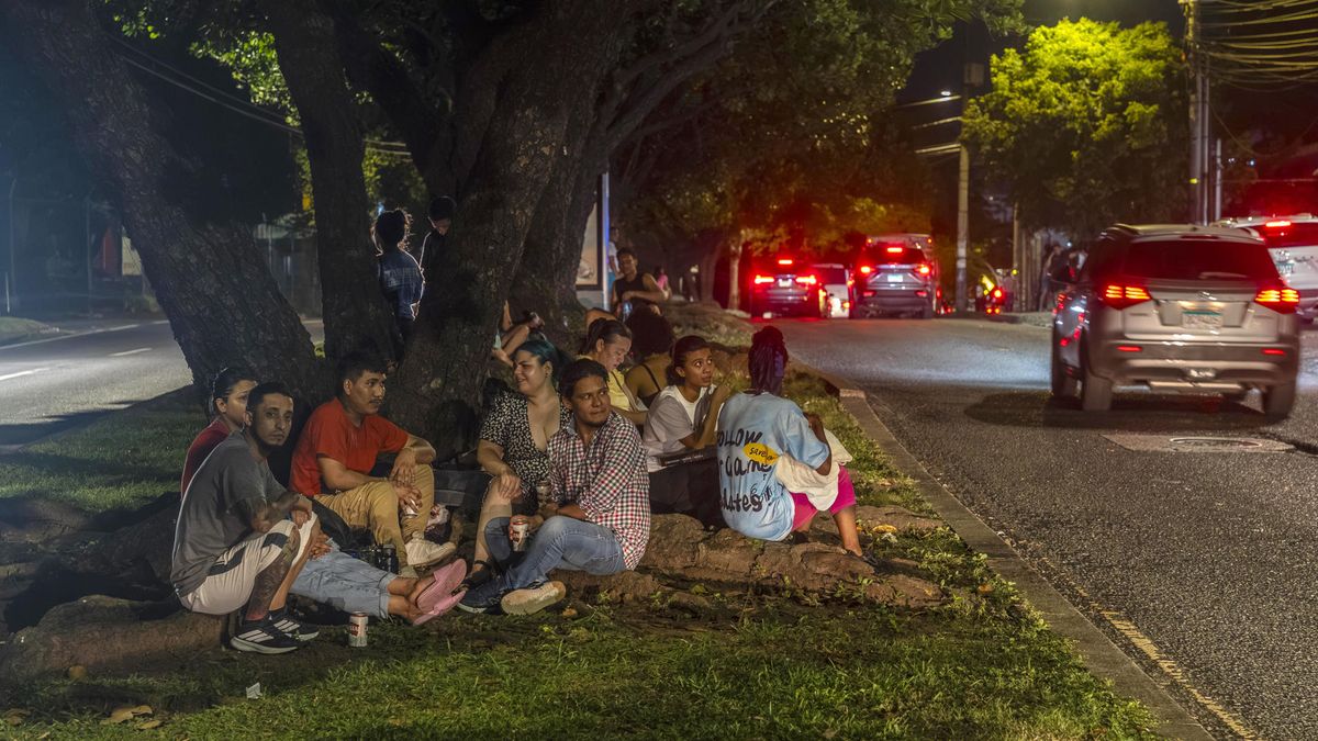 El Instituto de Geociencias (IGC) de Panamá informó que más de cien réplicas han seguido al terremoto de magnitud entre 7,5 y 7,7 que sacudió este viernes el sureste del país, mientras fuentes de protección civil dan cuenta de al menos dos heridos y una persona atrapada en los escombros de una iglesia. El Instituto de Geociencias (IGC) de Panamá informó que más de cien réplicas han seguido al terremoto de magnitud entre 7,5 y 7,7 que sacudió este viernes el sureste del país, mientras fuentes de protección civil dan cuenta de al menos dos heridos y una persona atrapada en los escombros de una iglesia.