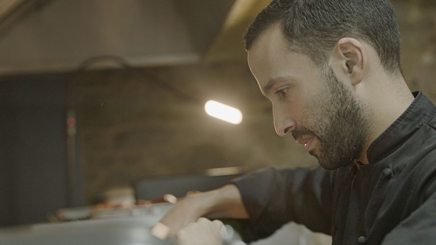 El chef Ariel Zebede ofrece una novedosa y variada gastronomía utilizando ingredientes locales para la preparación de sus platos.