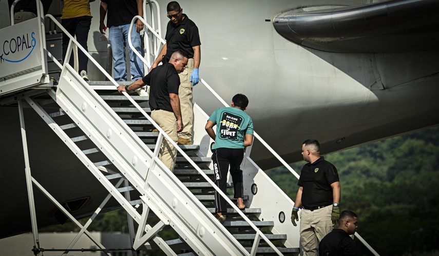 Panamá deporta a 81 migrantes irregulares extracontinentales a sus países de origen