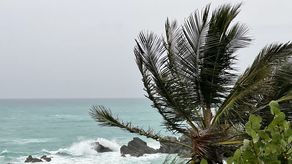 Huracán Fiona se degrada a categoría 3 y causa fuertes vientos y lluvias torrenciales en islas Bermudas