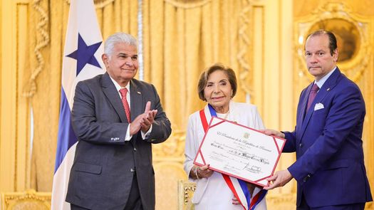 El Gobierno Nacional entregó la Orden Belisario Porras, en el grado de Gran Cruz, a la periodista y dirigente política Mayín Correa, en reconocimiento a su trayectoria pública y su influencia en la vida política y social del país.