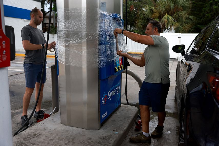 Residentes de Florida se preparan para llegada del huracán Idalia.