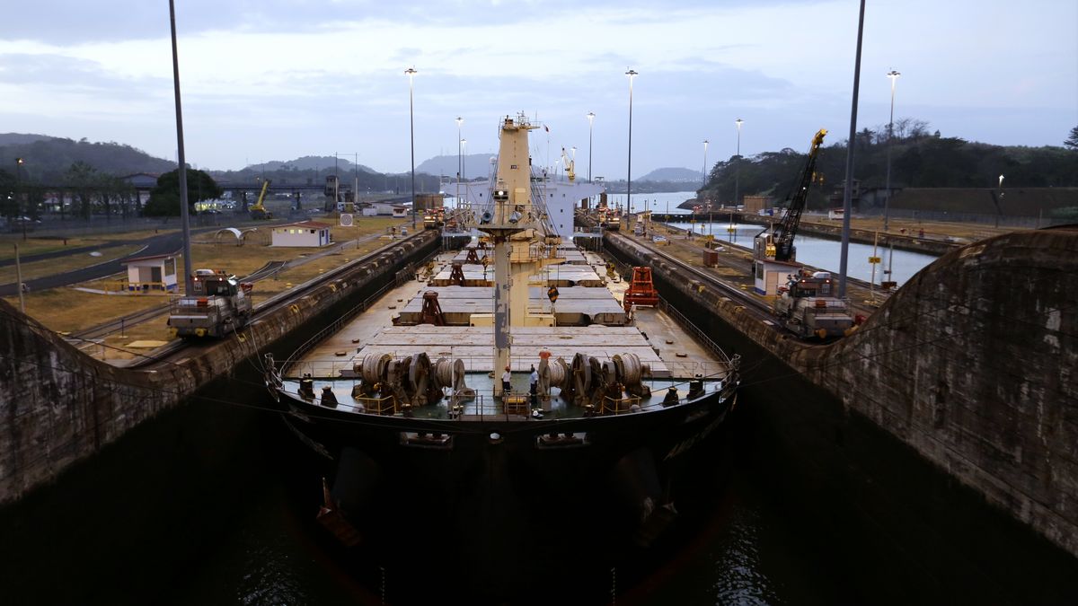 Canal de Panamá aumenta a 27 los tránsitos diarios por leve mejora de los niveles de agua