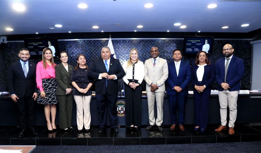 La Comisión de Credenciales recomendó al pleno de la Asamblea Nacional, la ratificación de Rutilio Villareal L., como Director Ejecutivo del Instituto de Acueductos y Alcantarillados Nacionales (IDAAN), y la designación de su junta directiva. La Comisión de Credenciales recomendó al pleno de la Asamblea Nacional, la ratificación de Rutilio Villareal L., como Director Ejecutivo del Instituto de Acueductos y Alcantarillados Nacionales (IDAAN), y la designación de su junta directiva.