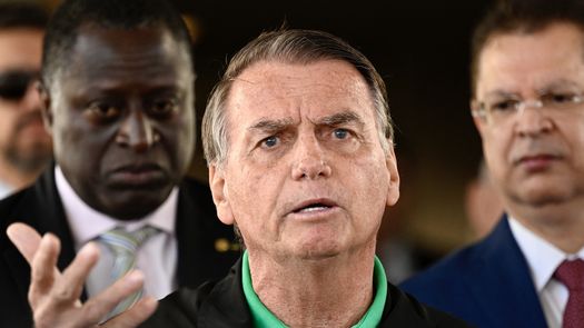Bolsonaro pide absolución y tilda de absurdas las acusaciones en su contra