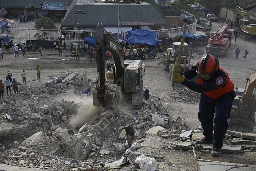 La búsqueda de desaparecidos continúa a un mes de terremotos en Venezuela