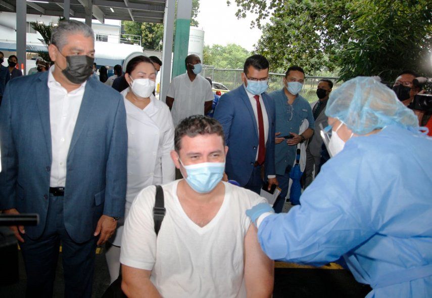 Cortizo pidió vacunación en funcionarios por preocupación