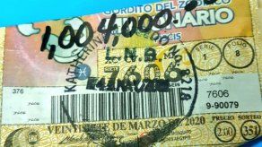 Lotería entrega cheque a ganadora del Gordito