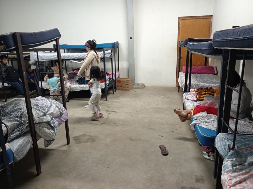 La provincia de Chiriquí enfrenta un panorama complicado tras diez días de lluvias continuas, situación que ha generado un aumento en el número de personas albergadas en ocho instalaciones habilitadas como refugios temporales. La provincia de Chiriquí enfrenta un panorama complicado tras diez días de lluvias continuas, situación que ha generado un aumento en el número de personas albergadas en ocho instalaciones habilitadas como refugios temporales.