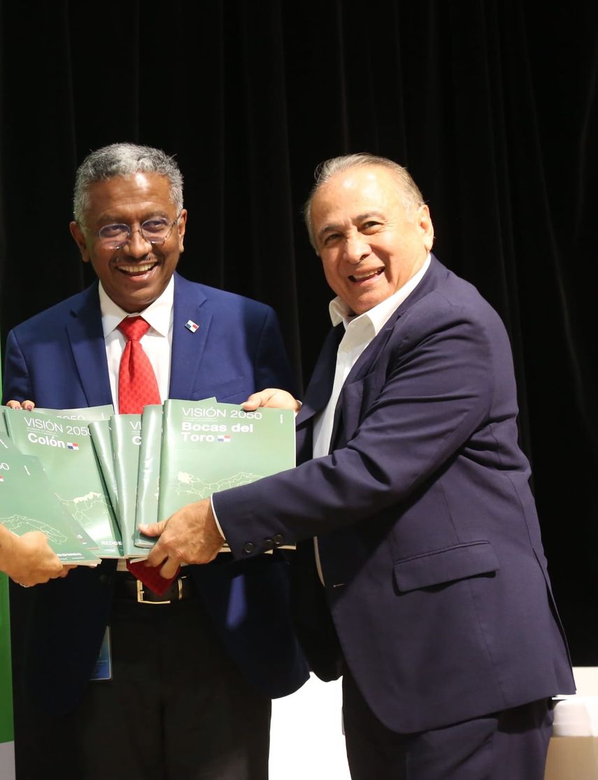 Senacyt y Cecom-RO firman convenio para impulsar el tren Panamá