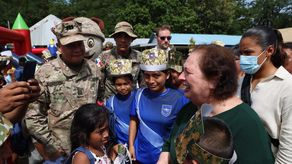 Embajadora de EE.UU. llega a Bocas del Toro y comparte con la comunidad