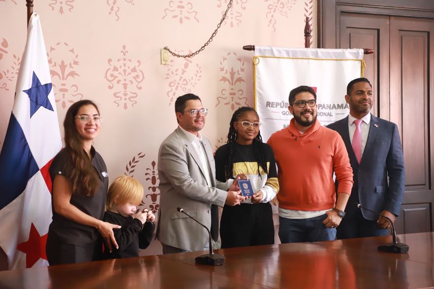 MinGob junto con la Autoridad de Pasaportes de Panamá (Apap) le entregaron a Marie Jean Honore, de 14 años, el pasaporte a refugiada reconocida por la Comisión Nacional de Protección para Refugiados (Conare). MinGob junto con la Autoridad de Pasaportes de Panamá (Apap) le entregaron a Marie Jean Honore, de 14 años, el pasaporte a refugiada reconocida por la Comisión Nacional de Protección para Refugiados (Conare).