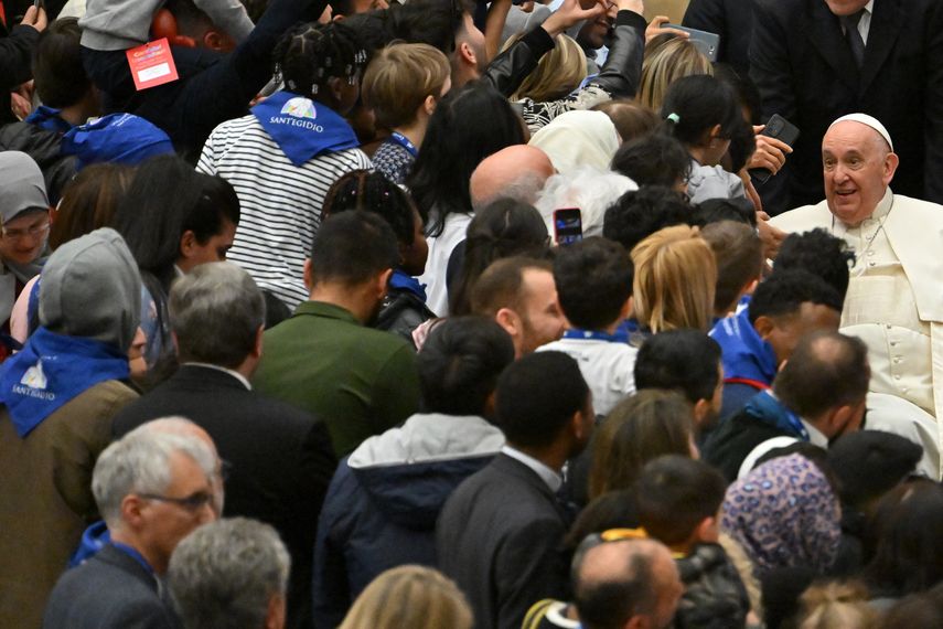 Papa Francisco recibe a refugiados llegados a Europa