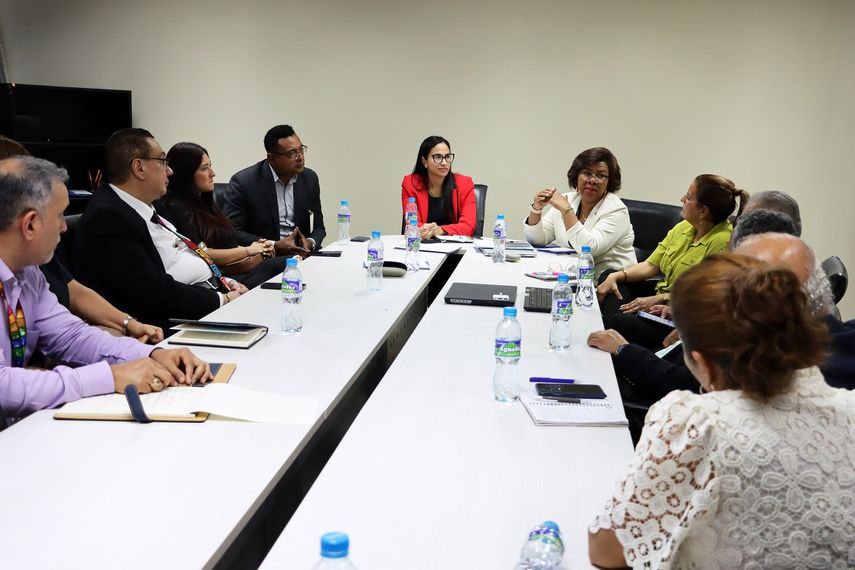 La coordinadora del Plan Estratégico de Gobierno (PEG), Rubilú Rodríguez, en representación del ministro de Economía y Finanzas (MEF), Felipe Chapman, sostuvo un encuentro clave con Felipe Rodríguez, Coordinador de la Red de Centros de Competitividad Regionales (CECOMR’s). La coordinadora del Plan Estratégico de Gobierno (PEG), Rubilú Rodríguez, en representación del ministro de Economía y Finanzas (MEF), Felipe Chapman, sostuvo un encuentro clave con Felipe Rodríguez, Coordinador de la Red de Centros de Competitividad Regionales (CECOMR’s).