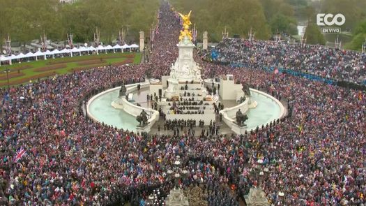 Decenas de miles de espectadores se congregaron afueras del Palacio de Buckingham tras coronación de Carlos III.
