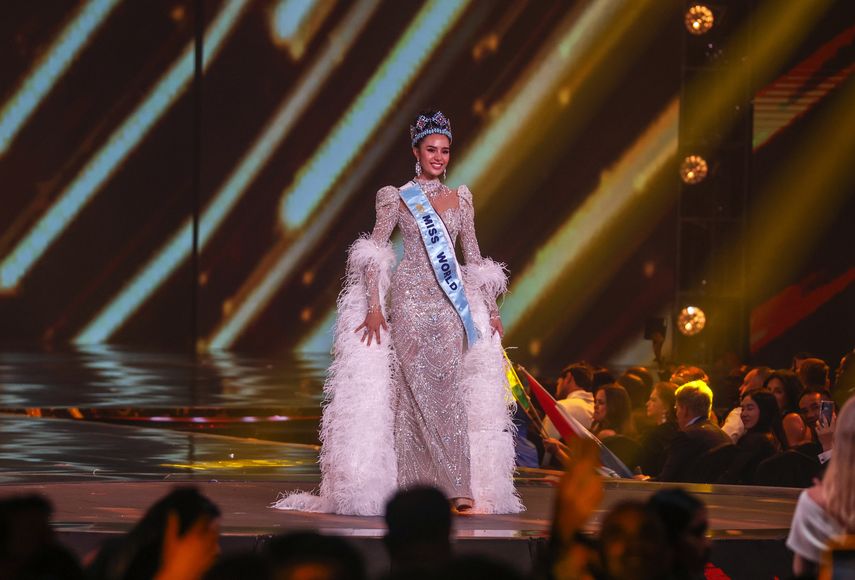 La tailandesa Opal Suchata Chuangsri gana el Miss Mundo en la India