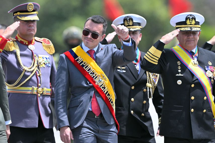 Presidente de Ecuador designa vicepresidenta interina en medio de crisis política