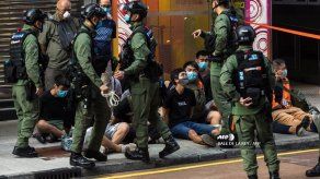 En Hong Kong la policía reprime a manifestantes contra postergación de legislativas