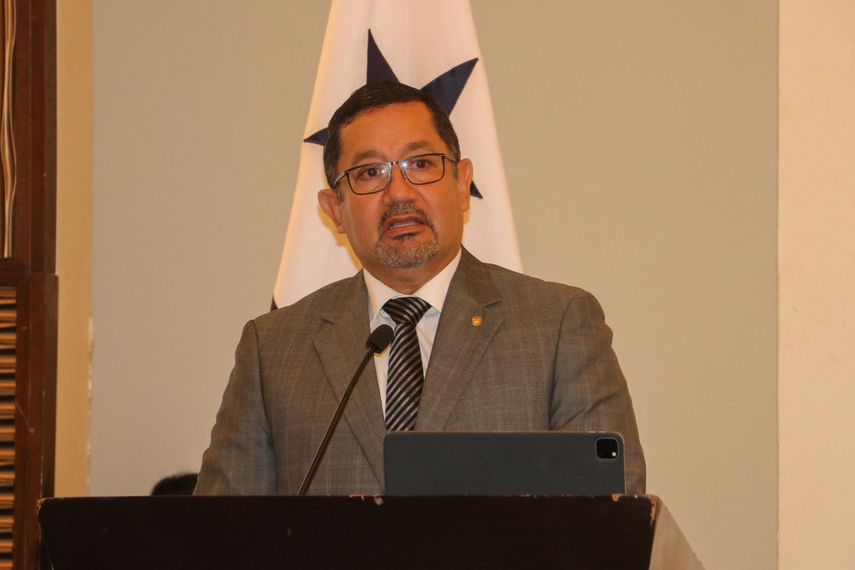 Roger Mojica, director del Servicio Nacional de MIgración, rindió informe. Roger Mojica, director del Servicio Nacional de MIgración, rindió informe.