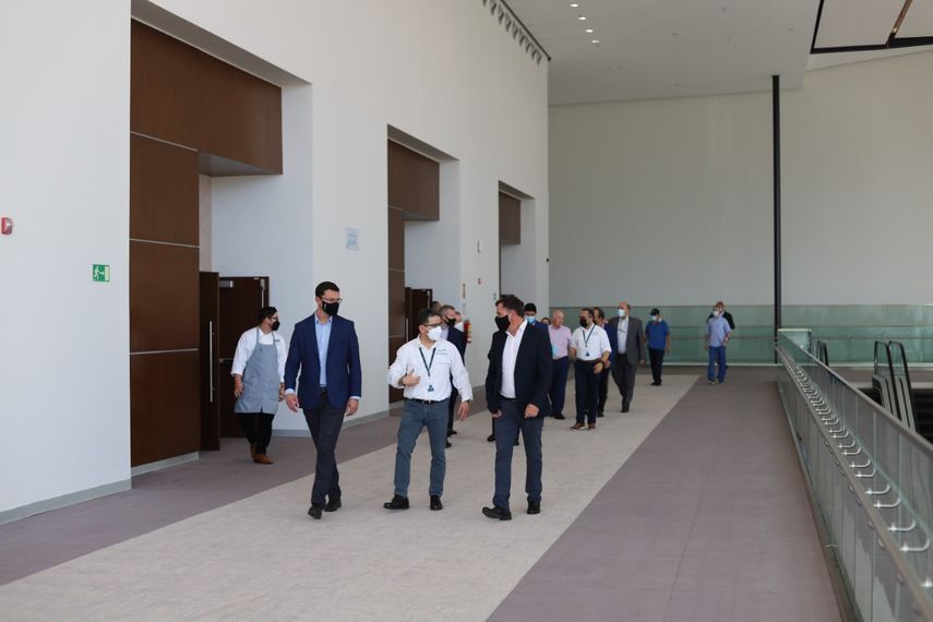 La delegación que se encuentra en el país desde el domingo 10 de octubre tuvo la oportunidad, por invitación del Panama Convention Center, de realizar un recorrido por los amplios espacios de esta imponente estructura.