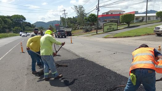 La Dirección Regional N.° 1 del Ministerio de Obras Públicas (MOP) en Panamá Oeste informó que la restauración de la red vial en los distritos de San Carlos, Chame, Capira y La Chorrera continúa siendo una prioridad para mejorar la movilidad y ofrecer mayor seguridad a transportistas, productores y residentes de la provincia.
