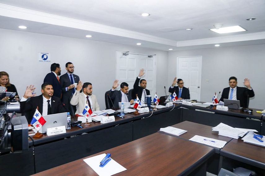 La Comisión de Presupuesto de la Asamblea Nacional, presidida por el diputado Sergio Gálvez, dio luz verde en primer debate al presupuesto de la Autoridad del Canal de Panamá (ACP) para el próximo año fiscal. La Comisión de Presupuesto de la Asamblea Nacional, presidida por el diputado Sergio Gálvez, dio luz verde en primer debate al presupuesto de la Autoridad del Canal de Panamá (ACP) para el próximo año fiscal.