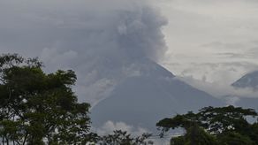 Casi 800 evacuados por erupción del volcán de Fuego en Guatemala
