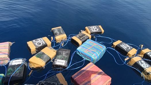 Senan detectó los paquetes flotando en el mar. Senan detectó los paquetes flotando en el mar.