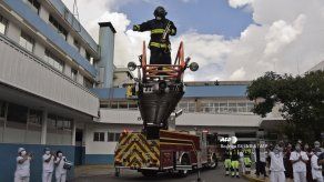Bomberos levantan el ánimo a ritmo de trompeta en un hospital de Quito