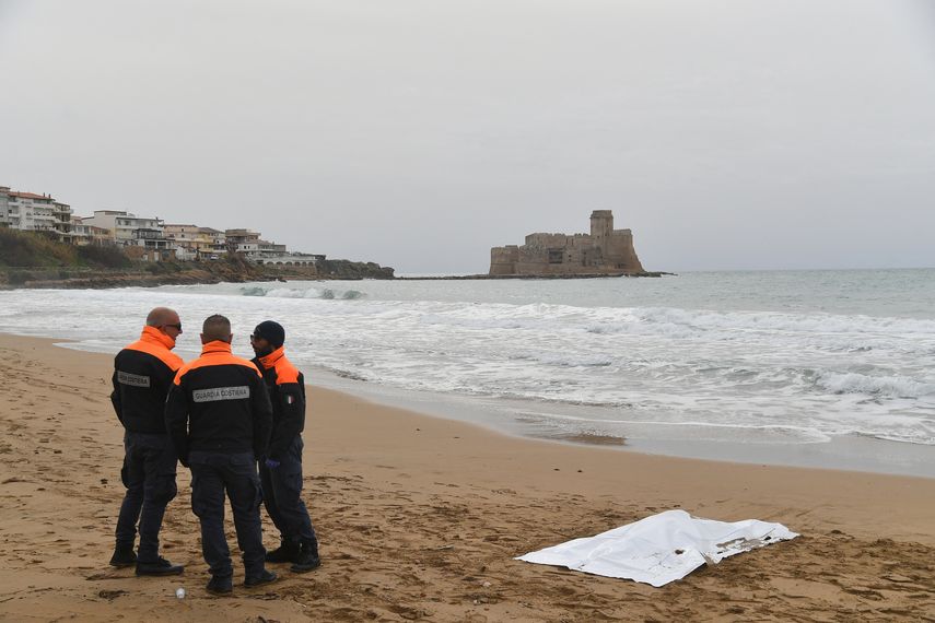 Italia: Sube a 62 muertos balance de naufragio de migrantes