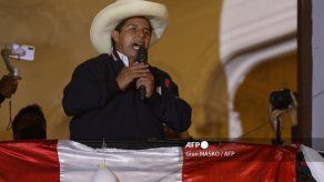 Castillo se proclama ganador al ampliarse su ventaja en escrutinio