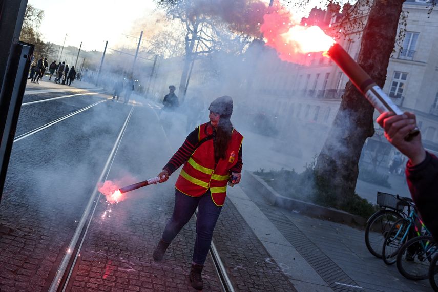 El Consejo Constitucional de Francia se pronuncia este viernes sobre la validez de la impopular reforma de las pensiones del presidente liberal Emmanuel Macron, un esperado dictamen que marcará el futuro de un conflicto social tras meses de protestas masivas.