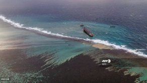 Carrera contrarreloj para bombear combustible de barco que encalló en Mauricio