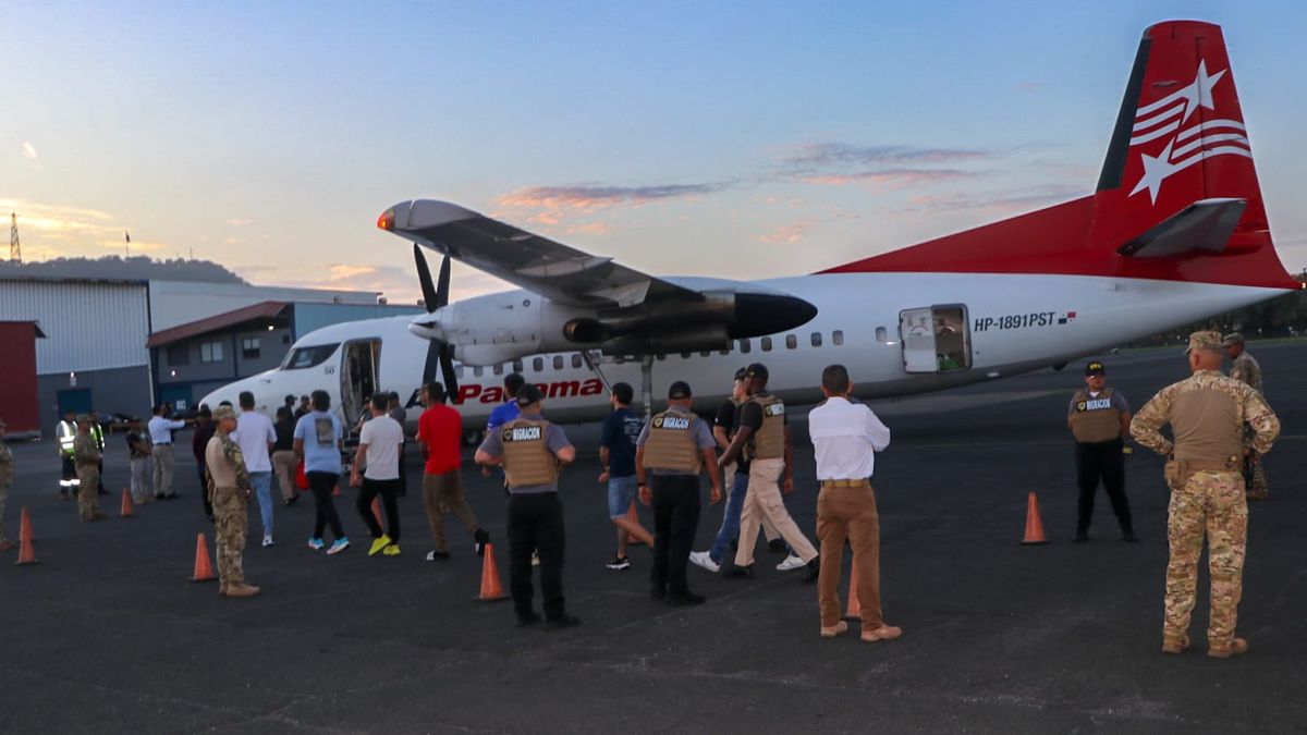 Un total de 43 ciudadanos extranjeros fueron deportados y expulsados del territorio panameño en la mañana de hoy hacia la ciudad de Medellín, Colombia, mediante el vuelo chárter N.° 61, coordinado por el Servicio Nacional de Migración (SNM).
