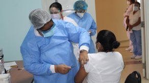 Priorizan vacunación para personal que combate la Covid-19 en el HST