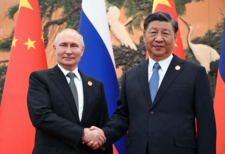 El presidente de China, Xi Jinping aseguró el jueves que su relación con Rusia es "propicia a la paz" mundial y abogó por reforzar su cooperación al recibir en Pekín a su "viejo amigo" Vladimir Putin. El presidente de China, Xi Jinping aseguró el jueves que su relación con Rusia es "propicia a la paz" mundial y abogó por reforzar su cooperación al recibir en Pekín a su "viejo amigo" Vladimir Putin.